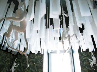 ...e lampadari a forma di scimmiette che pendono dal soffitto